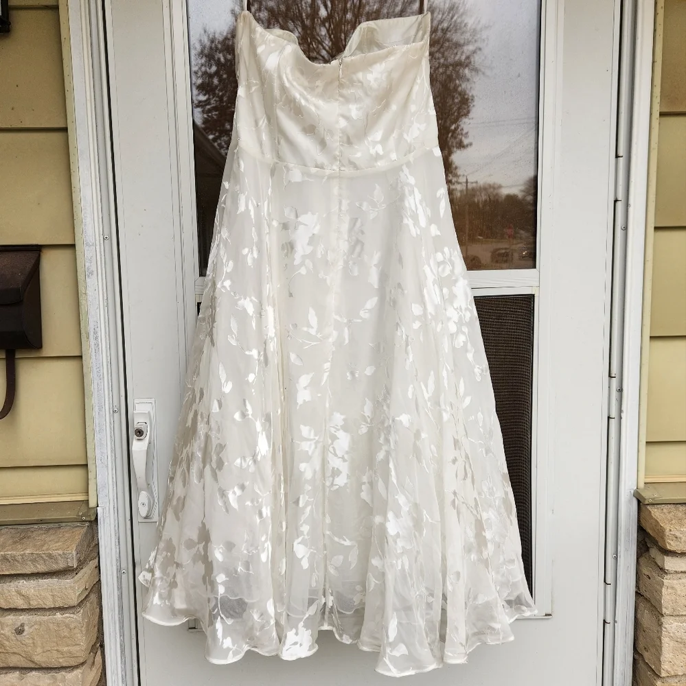 Elegant White Floral Strapless Dress - Picture 3 of 7